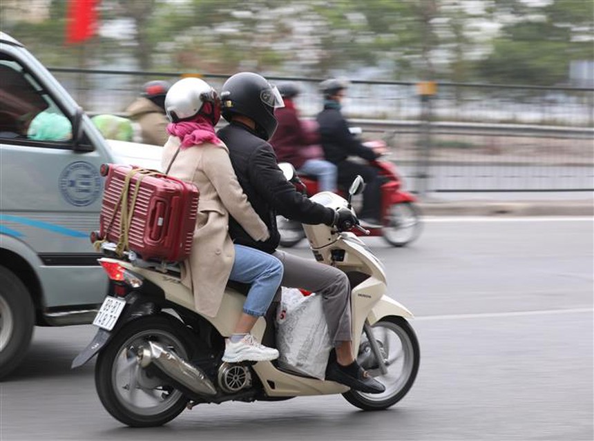 Người dân trở lại Hà Nội sau kỳ nghỉ Tết nguyên đán - Ảnh 1.