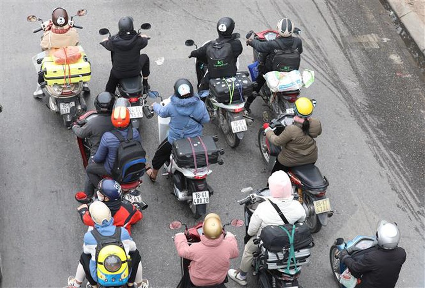 Người dân trở lại Hà Nội sau kỳ nghỉ Tết nguyên đán - Ảnh 2.