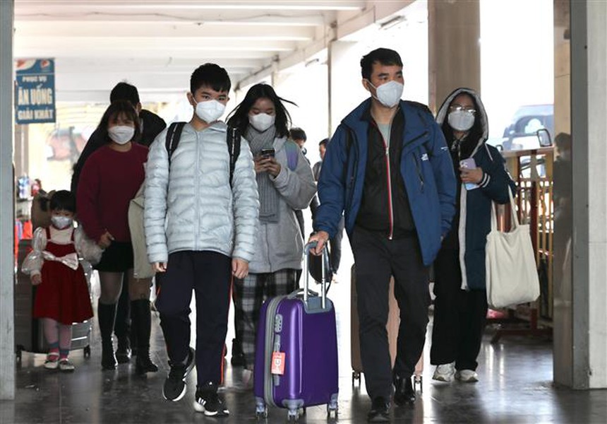 Người dân trở lại Hà Nội sau kỳ nghỉ Tết nguyên đán - Ảnh 3.