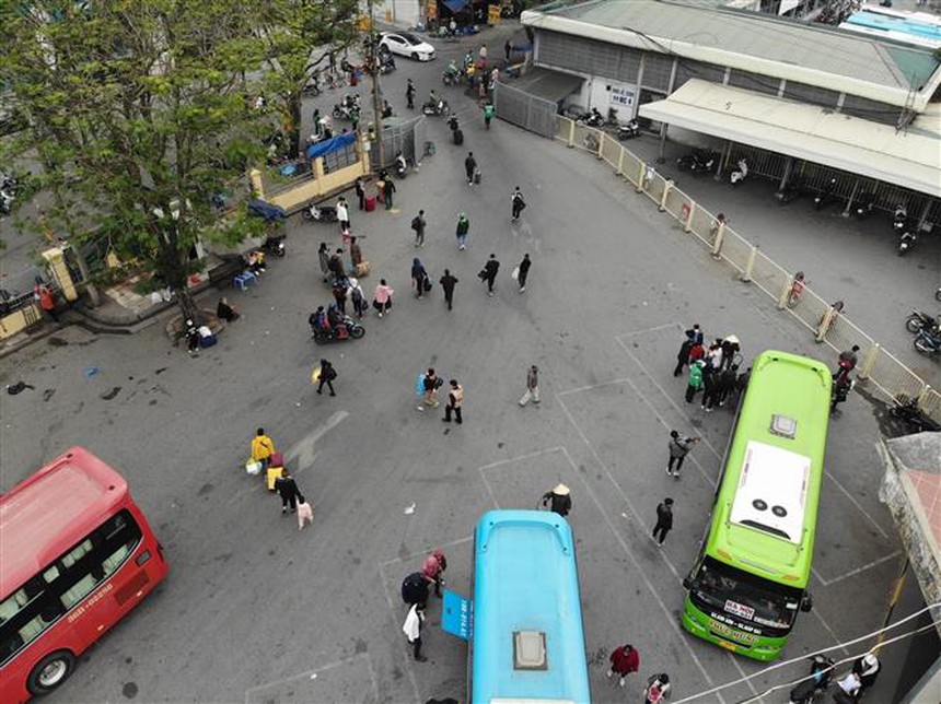 Người dân trở lại Hà Nội sau kỳ nghỉ Tết nguyên đán - Ảnh 4.