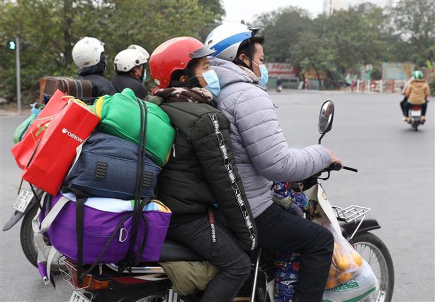 Người dân trở lại Hà Nội sau kỳ nghỉ Tết nguyên đán - Ảnh 5.