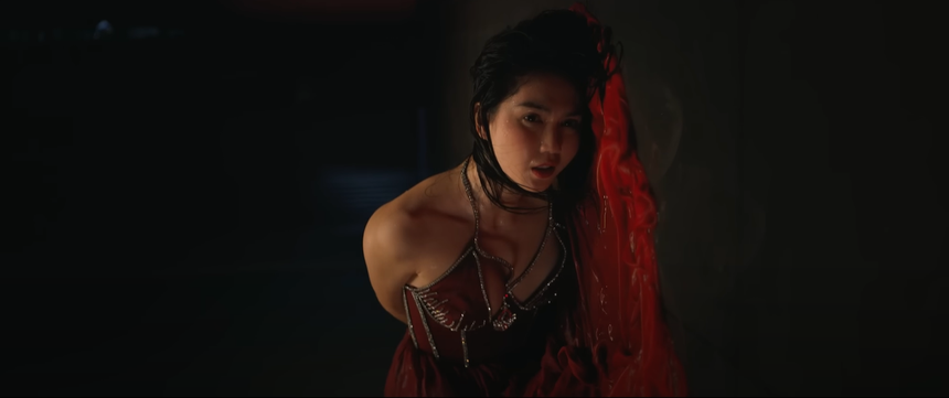 Loạt cảnh gây sốc nhất 'Chị chị em em 2': Ngọc Trinh lộ vòng 1 ngay đầu phim, vậy mà vẫn chưa táo bạo nhất! - Ảnh 4.