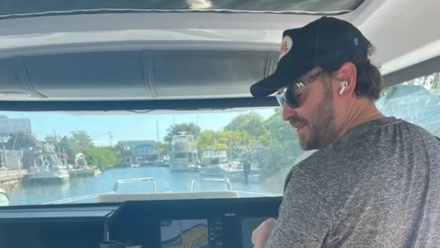 Giám đốc bỏ việc để đi cho thuê du thuyền, kiếm hơn 900 triệu đồng/tháng nhưng chỉ cần làm việc 30 phút/ngày - Ảnh 1. Giám đốc bỏ việc để đi cho thuê du thuyền, kiếm hơn 900 triệu đồng/tháng nhưng chỉ cần làm việc 30 phút/ngày - Ảnh 1.