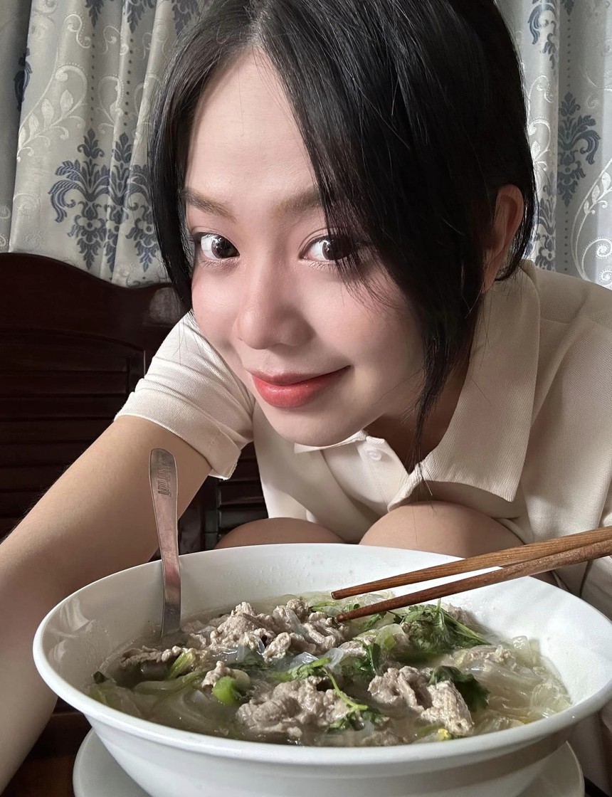 Tết đầu tiên trên cương vị mới của dàn hậu Vbiz: Ngọc Châu, Thanh Thủy khoe sắc rạng rỡ, Mai Phương vướng tranh cãi - Ảnh 2. Tết đầu tiên trên cương vị mới của dàn hậu Vbiz: Ngọc Châu, Thanh Thủy khoe sắc rạng rỡ, Mai Phương vướng tranh cãi - Ảnh 2.