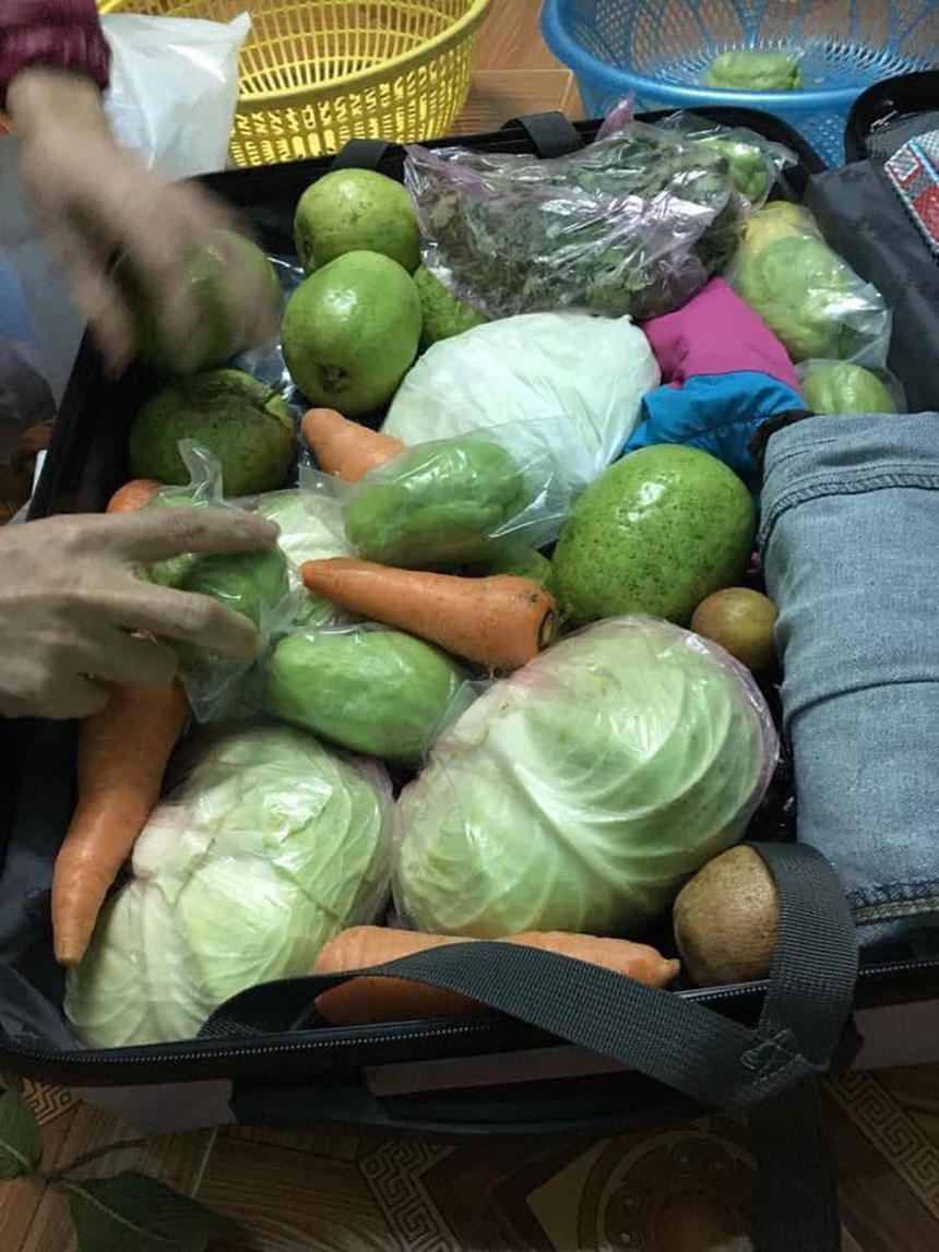 "Cười xỉu" với cảnh sinh viên chất đống thức ăn khi lên thành phố sau Tết - Ảnh 6.