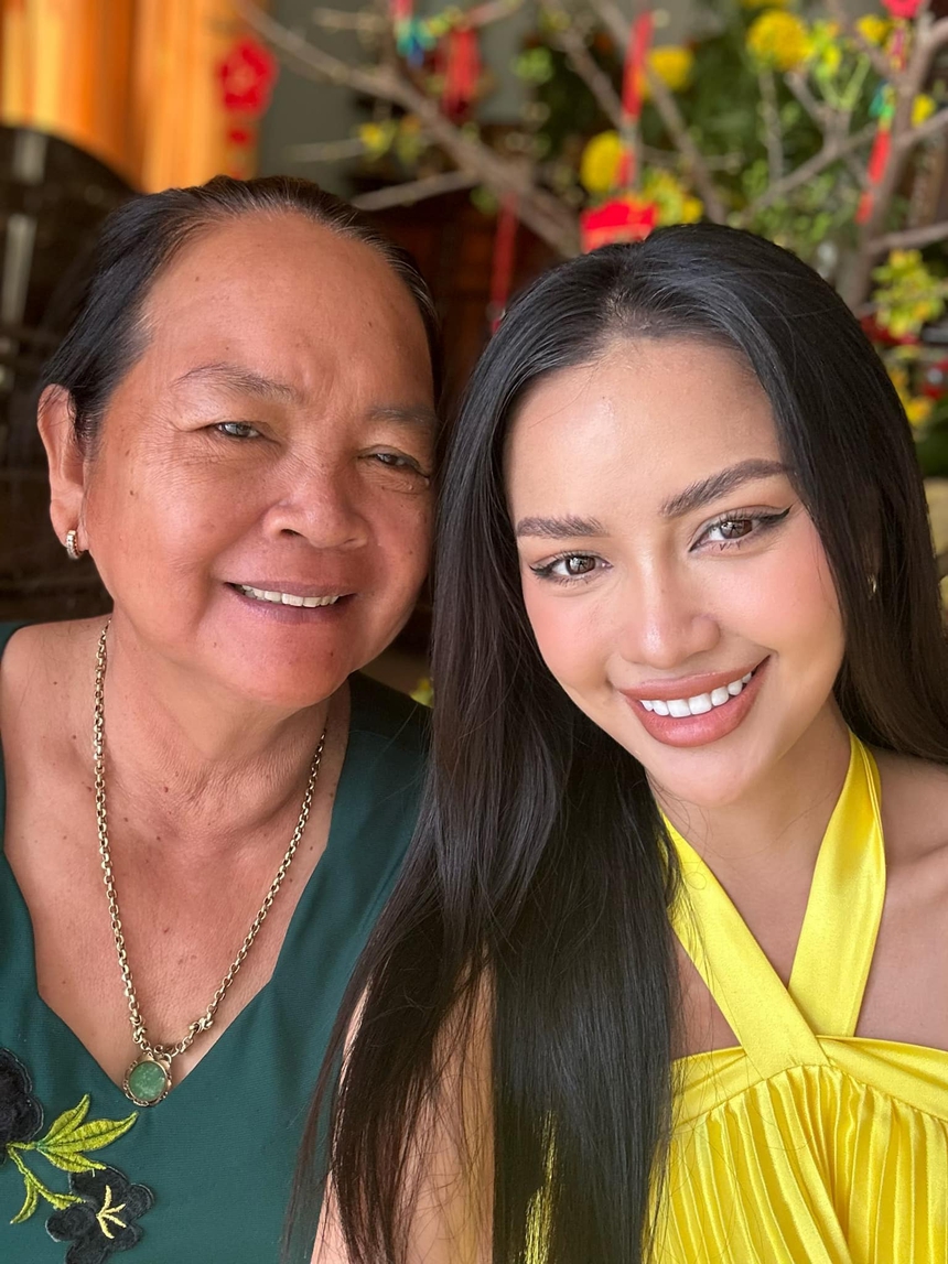 Tết đầu tiên trên cương vị mới của dàn hậu Vbiz: Ngọc Châu, Thanh Thủy khoe sắc rạng rỡ, Mai Phương vướng tranh cãi - Ảnh 6. Tết đầu tiên trên cương vị mới của dàn hậu Vbiz: Ngọc Châu, Thanh Thủy khoe sắc rạng rỡ, Mai Phương vướng tranh cãi - Ảnh 6.