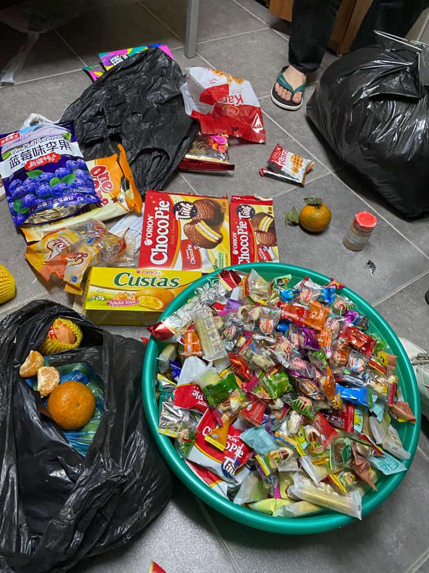 "Cười xỉu" với cảnh sinh viên chất đống thức ăn khi lên thành phố sau Tết - Ảnh 2.