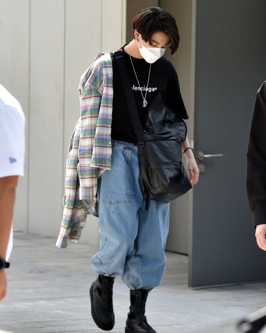 Jungkook BTS trông cực kỳ nóng bỏng với quần rộng thùng thình - Ảnh 2. Jungkook BTS trông cực kỳ nóng bỏng với quần rộng thùng thình - Ảnh 2.