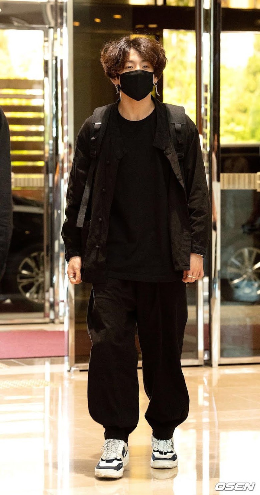 Jungkook BTS trông cực kỳ nóng bỏng với quần rộng thùng thình - Ảnh 3. Jungkook BTS trông cực kỳ nóng bỏng với quần rộng thùng thình - Ảnh 3.