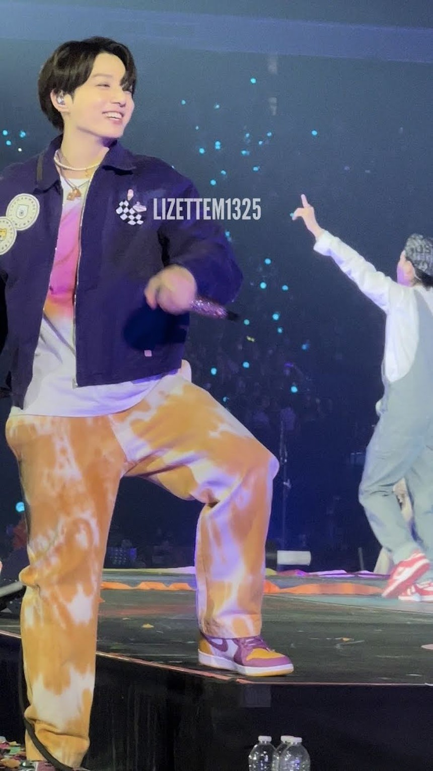 Jungkook BTS trông cực kỳ nóng bỏng với quần rộng thùng thình - Ảnh 5. Jungkook BTS trông cực kỳ nóng bỏng với quần rộng thùng thình - Ảnh 5.