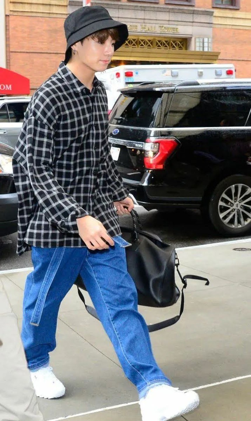 Jungkook BTS trông cực kỳ nóng bỏng với quần rộng thùng thình - Ảnh 7. Jungkook BTS trông cực kỳ nóng bỏng với quần rộng thùng thình - Ảnh 7.