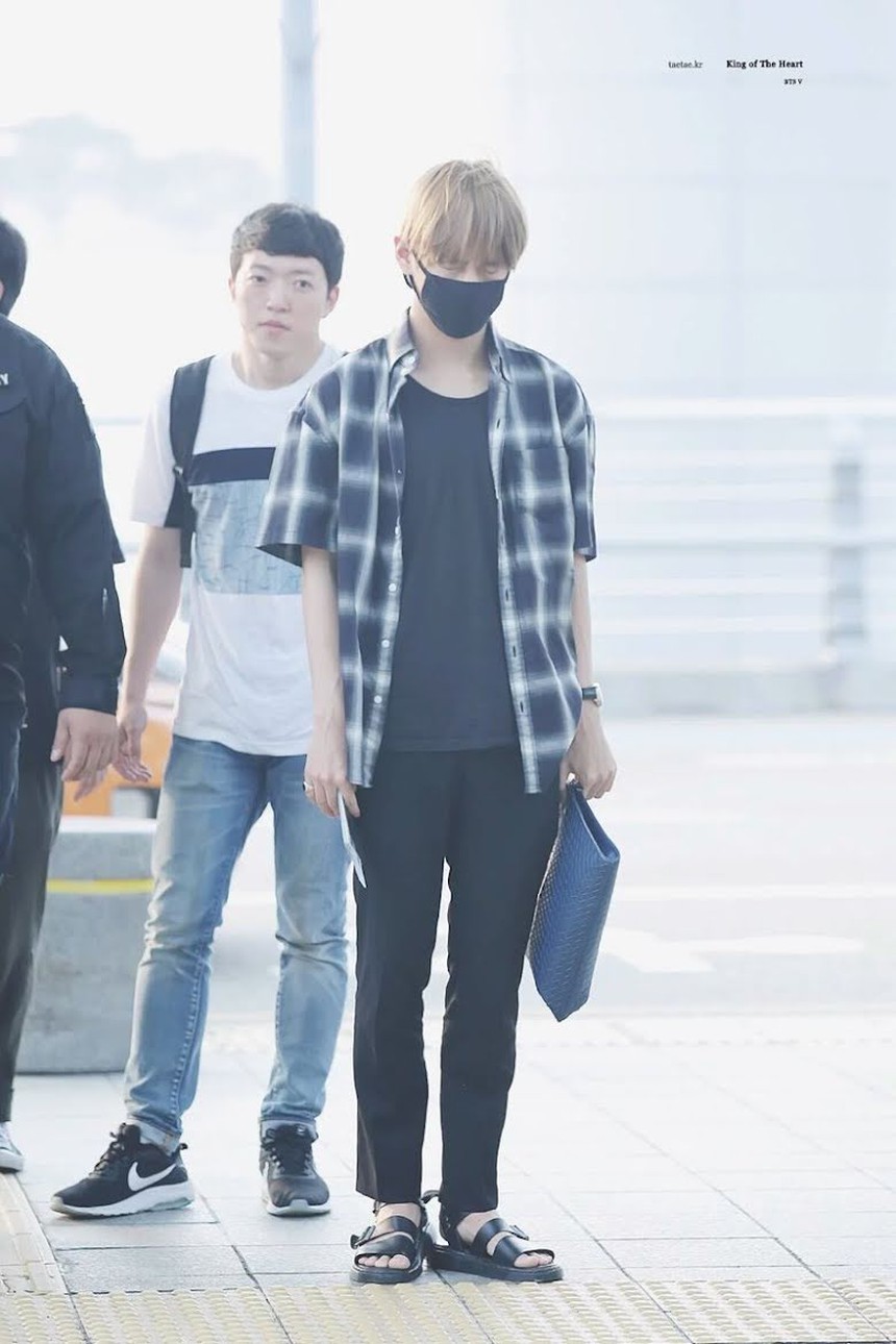 Trông V BTS vẫn sang chảnh với đôi xăng đan hở ngón thông thường  - Ảnh 2.