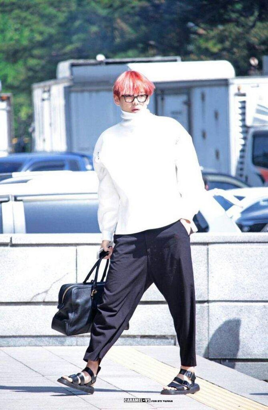 Trông V BTS vẫn sang chảnh với đôi xăng đan hở ngón thông thường  - Ảnh 10.