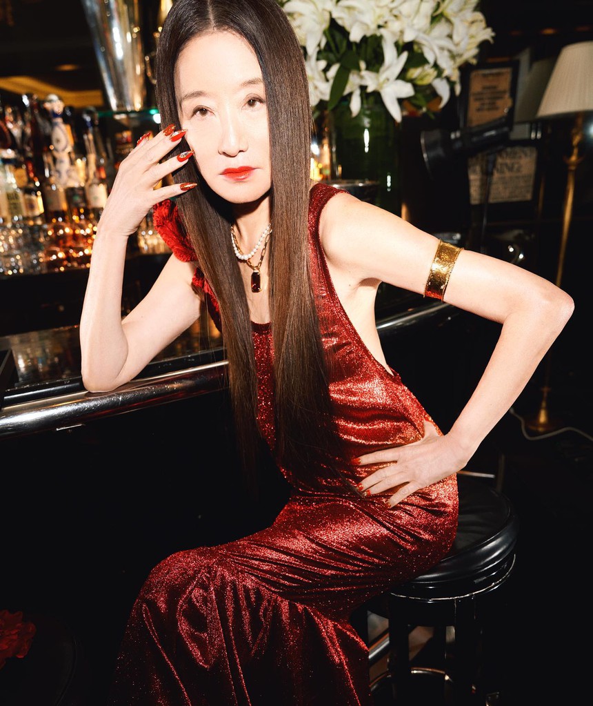 “Nữ hoàng váy cưới” Vera Wang bước sang tuổi 73 có còn giữ được nhan sắc và vóc dáng từng khiến thiếu nữ cũng phải ghen tỵ? - Ảnh 7. “Nữ hoàng váy cưới” Vera Wang bước sang tuổi 73 có còn giữ được nhan sắc và vóc dáng từng khiến thiếu nữ cũng phải ghen tỵ? - Ảnh 7.