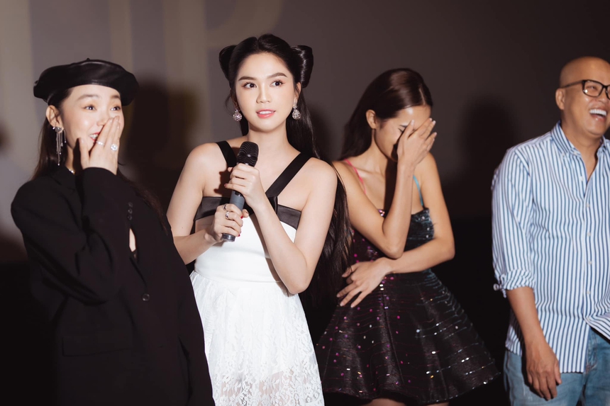 Ngọc Trinh lại bị váy vóc 'phản bội', đến mái tóc cũng hùa vào để dìm nhan sắc nàng - Ảnh 3. Ngọc Trinh lại bị váy vóc 'phản bội', đến mái tóc cũng hùa vào để dìm nhan sắc nàng - Ảnh 3.