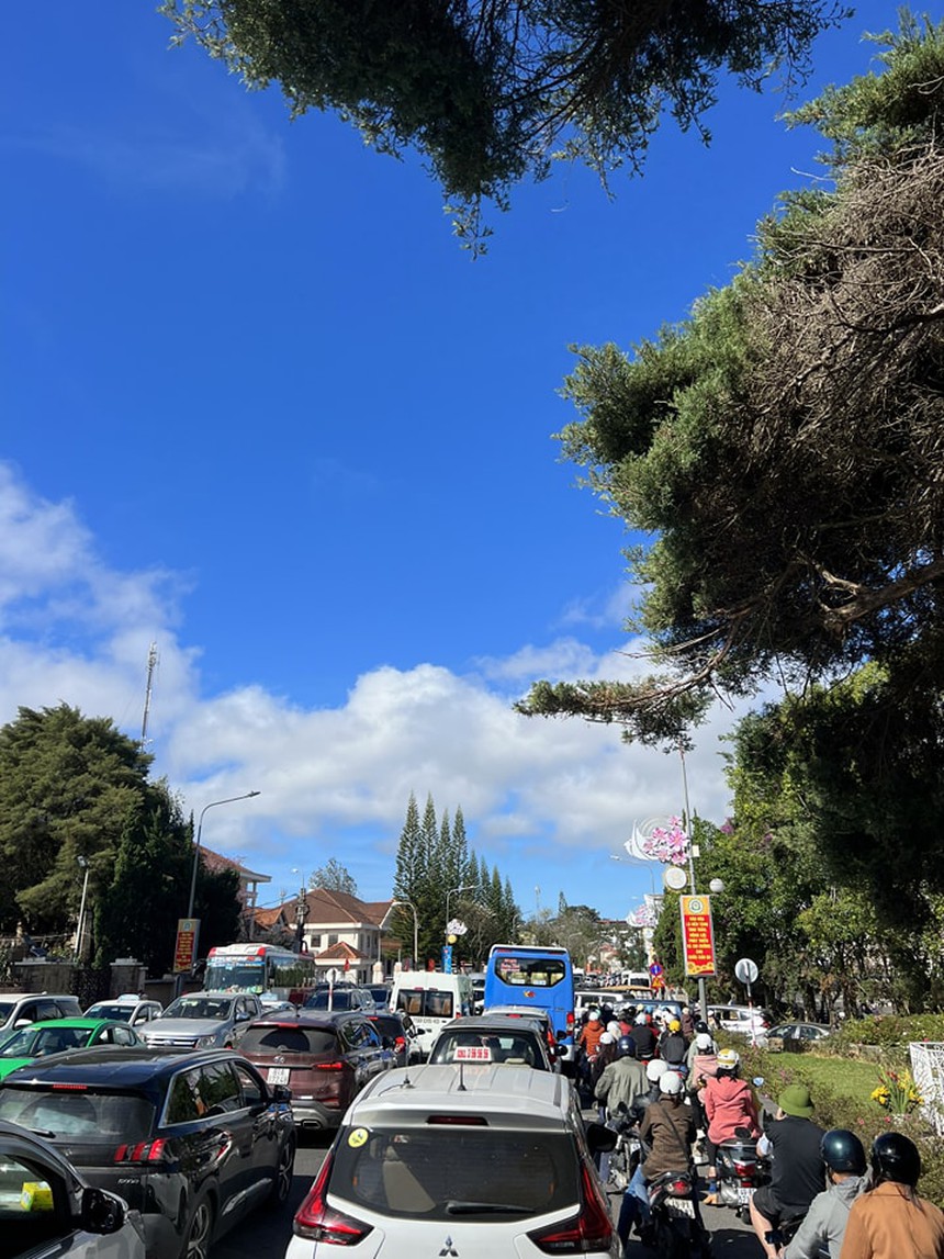 Sắp hết Tết mà Đà Lạt vẫn còn đông nghịt, xe kẹt hàng dài trên đường Trần Phú - Ảnh 3.