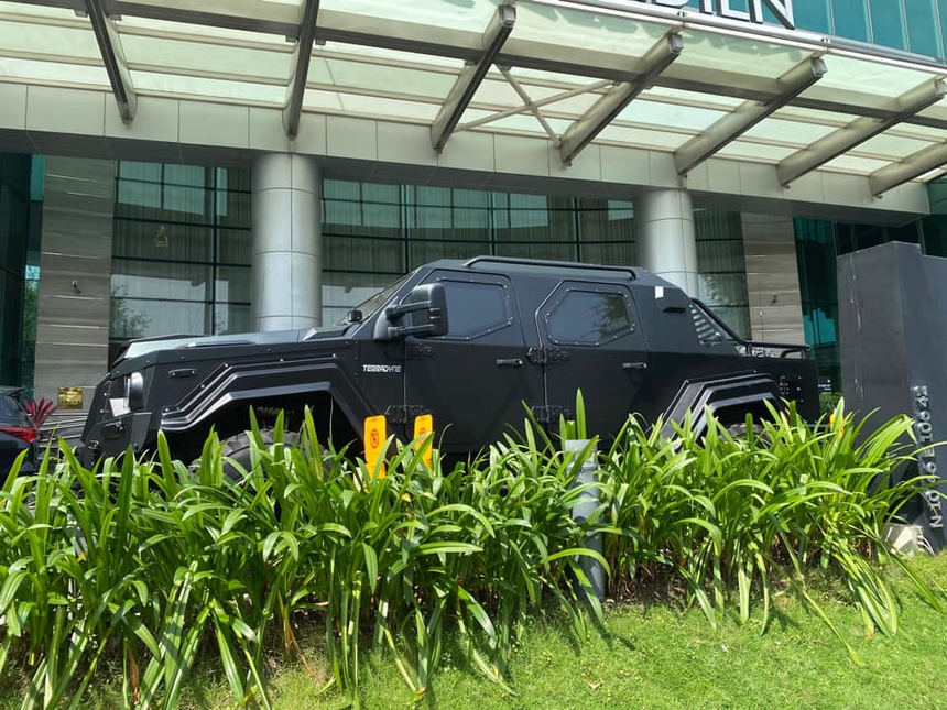 Xe bọc thép Terradyne Gurkha lăn bánh tại Việt Nam: Chống đạn súng trường và lựu đạn, nặng hơn 6 tấn - Ảnh 3. Xe bọc thép Terradyne Gurkha lăn bánh tại Việt Nam: Chống đạn súng trường và lựu đạn, nặng hơn 6 tấn - Ảnh 3.