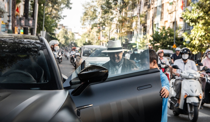 Ông Đặng Lê Nguyên Vũ lần đầu xuống phố cùng SUV mạnh nhất Việt Nam: 3 tháng chỉ đi 99 km,  - Ảnh 1.