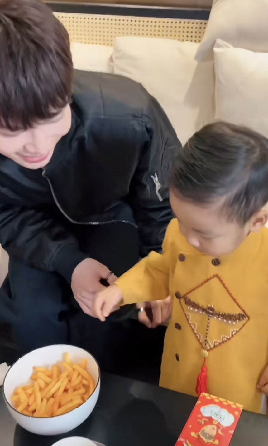 Bị nói kiếm nhiều tiền lì xì từ con trai, Hoà Minzy lên tiếng nói 1 câu rõ thái độ  - Ảnh 1.