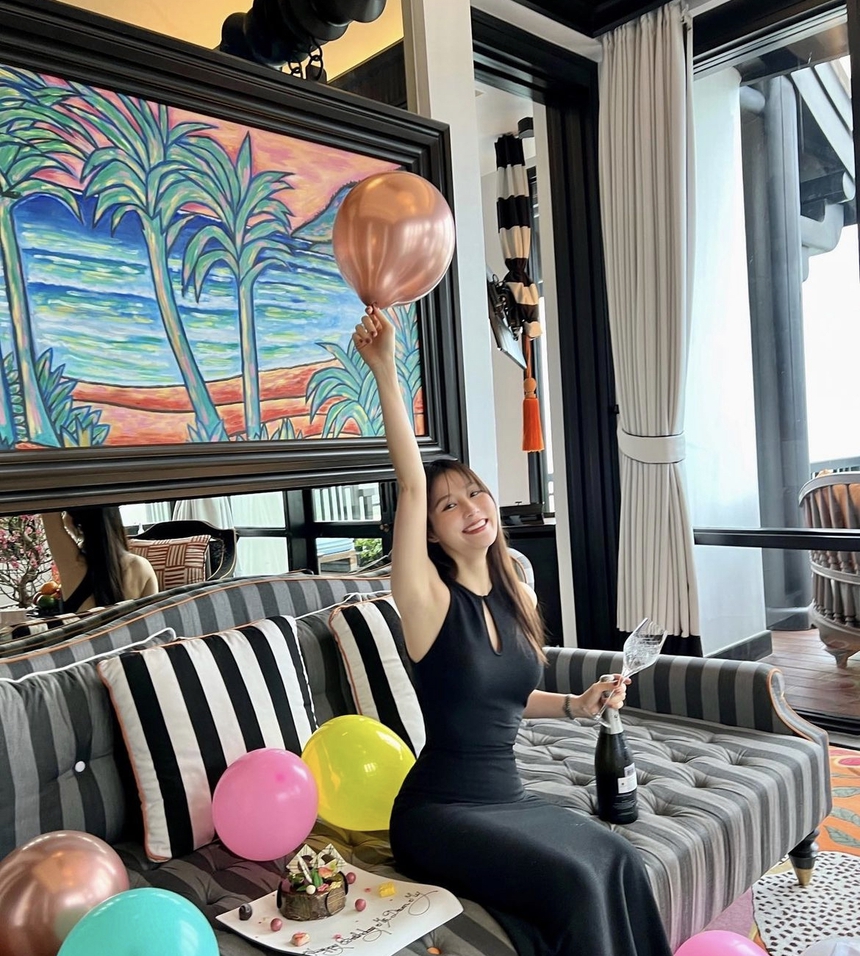 Cuộc sống của sao Vbiz được cầu hôn trên khinh khí cầu: Luôn sánh đôi cùng vị hôn phu, đón sinh nhật sang chảnh - Ảnh 5.