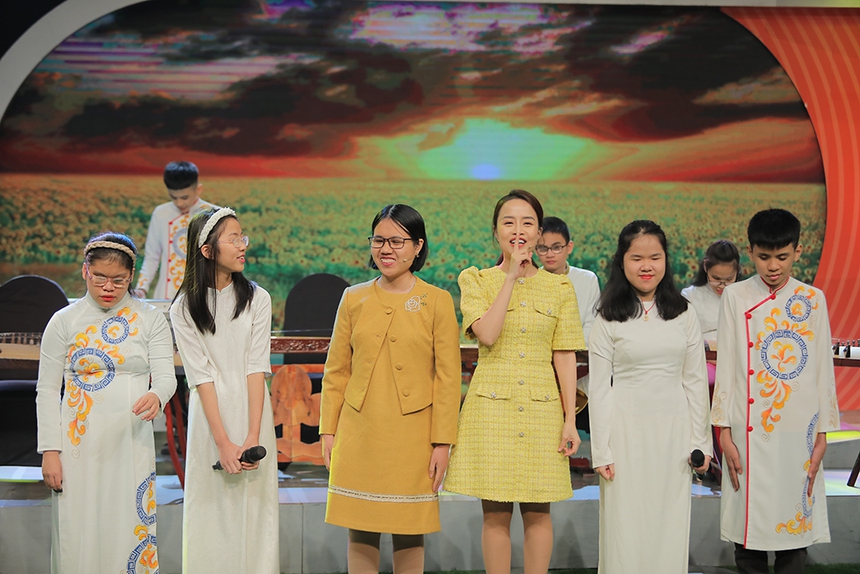 Hà Nội: Cô giáo khiếm thị vượt lên số phận, làm được điều ai cũng ngưỡng mộ - Ảnh 2.