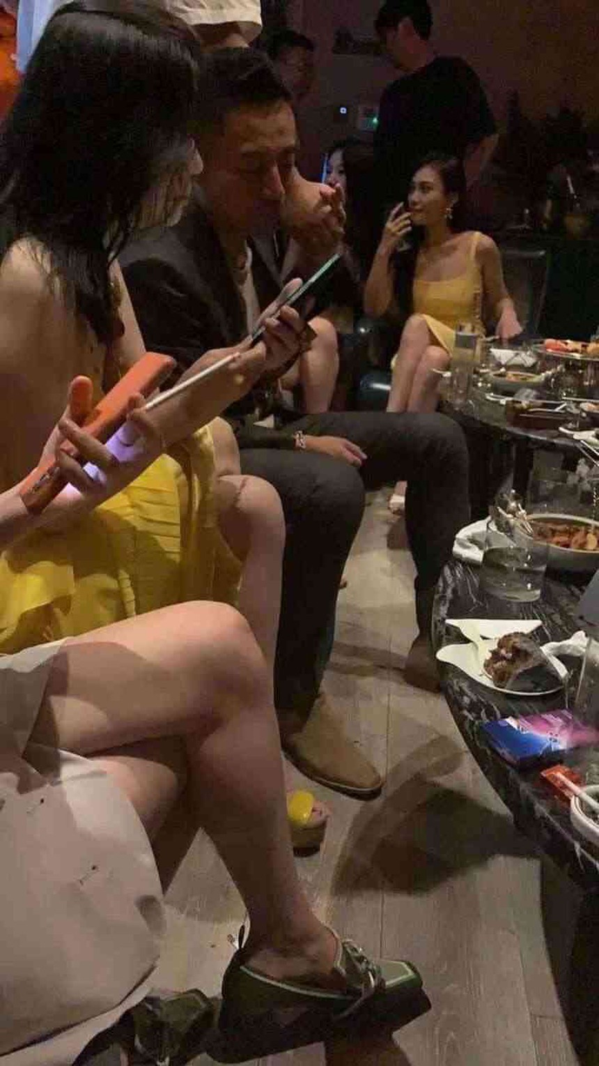 Uông Tiểu Phi bị tung loạt hình "khóa môi" gái trẻ vào thời điểm Từ Hy Viên mang thai? - Ảnh 3.