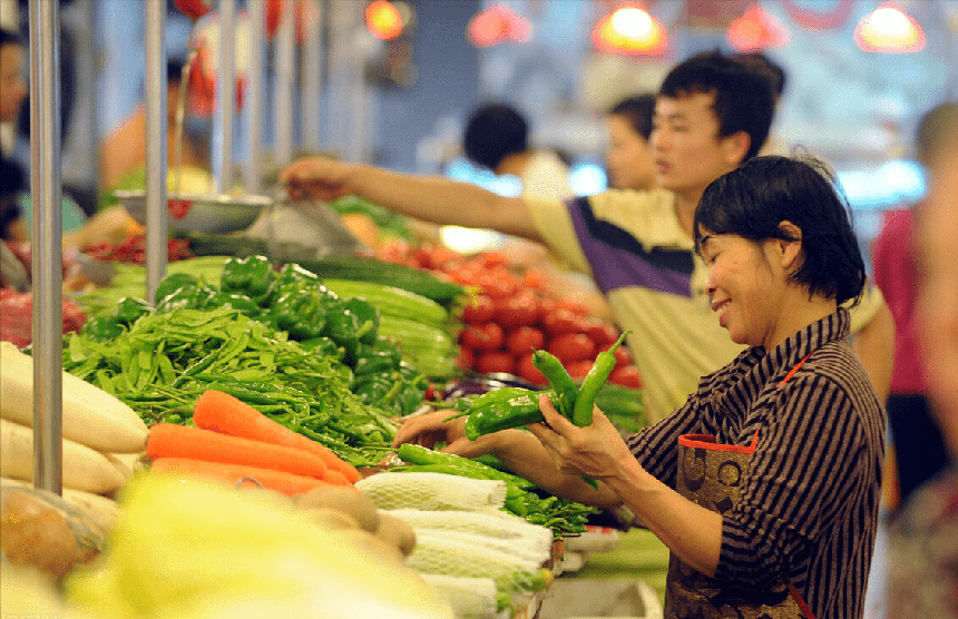 Ông chủ sạp rau ven đường kiếm hơn 1,7 tỷ VNĐ mỗi năm: Chỉ cần có năng lực, ai cũng kiếm được tiền - Ảnh 1. Ông chủ sạp rau ven đường kiếm hơn 1,7 tỷ VNĐ mỗi năm: Chỉ cần có năng lực, ai cũng kiếm được tiền - Ảnh 1.