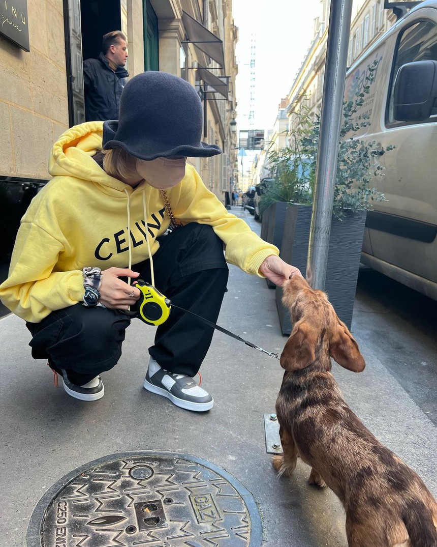 Lisa cực chăm diện áo hoodie: phối đồ đơn giản nhưng siêu ngầu, chị em nên sắm ngay vài mẫu na ná - Ảnh 6.