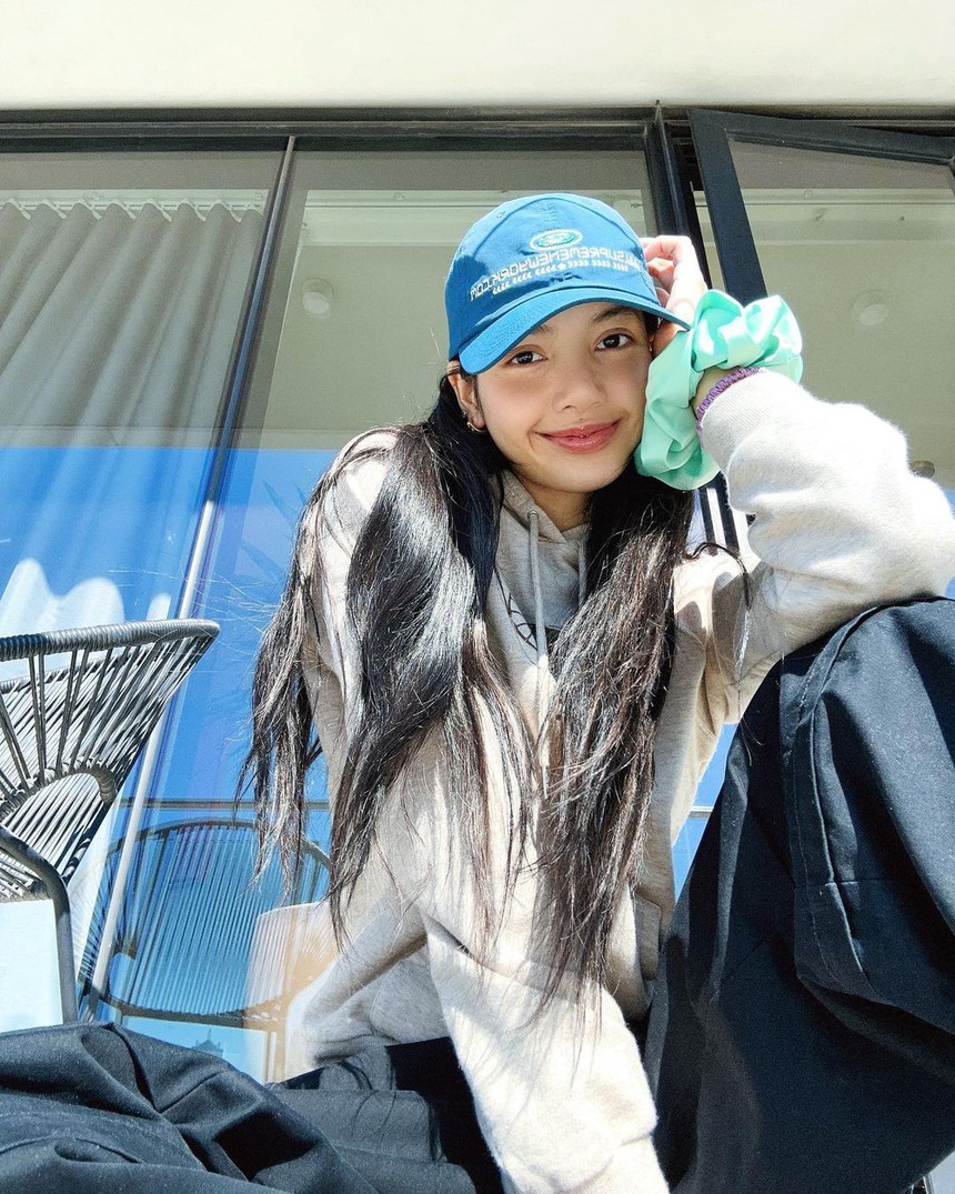 Lisa cực chăm diện áo hoodie: phối đồ đơn giản nhưng siêu ngầu, chị em nên sắm ngay vài mẫu na ná - Ảnh 5.