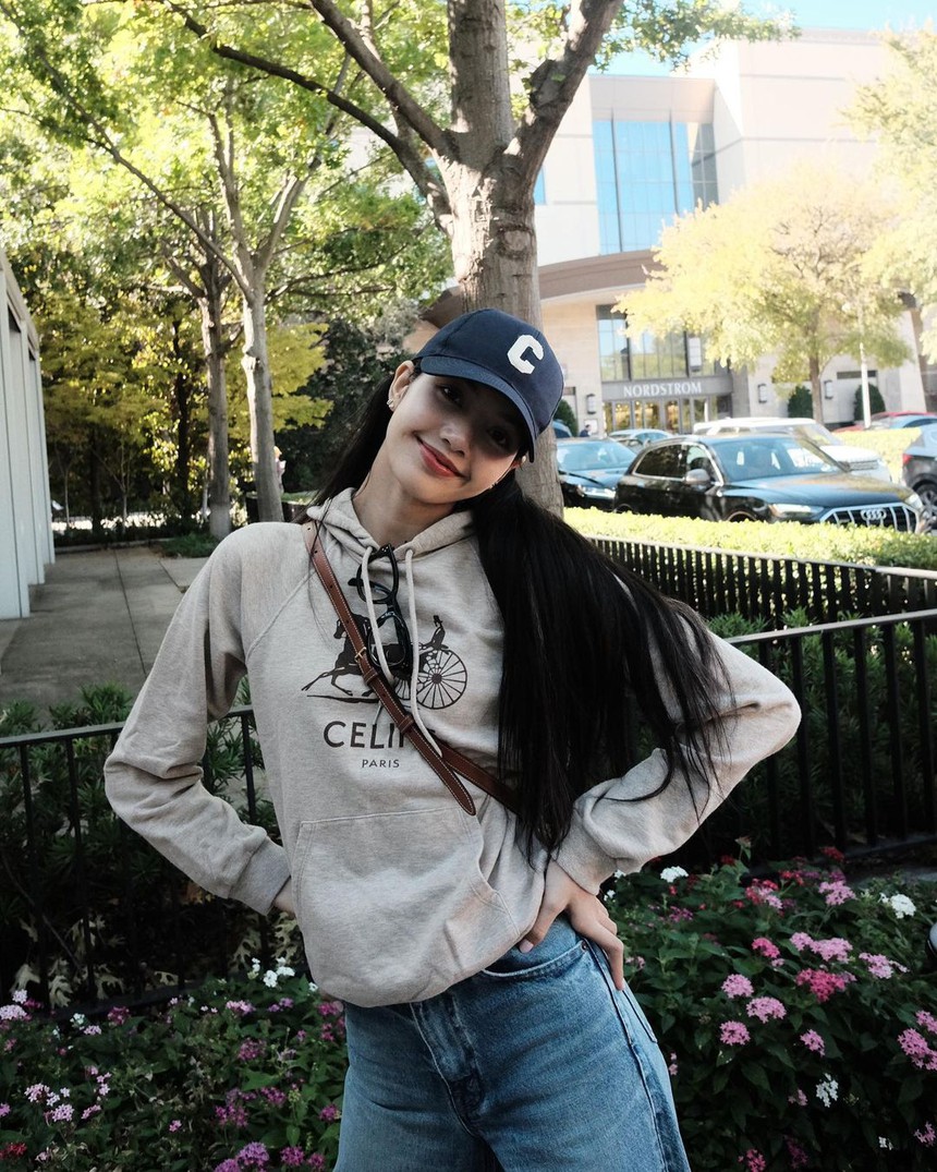 Lisa cực chăm diện áo hoodie: phối đồ đơn giản nhưng siêu ngầu, chị em nên sắm ngay vài mẫu na ná - Ảnh 2.