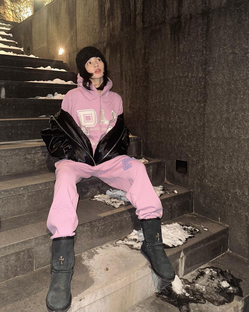 Lisa cực chăm diện áo hoodie: phối đồ đơn giản nhưng siêu ngầu, chị em nên sắm ngay vài mẫu na ná - Ảnh 4.