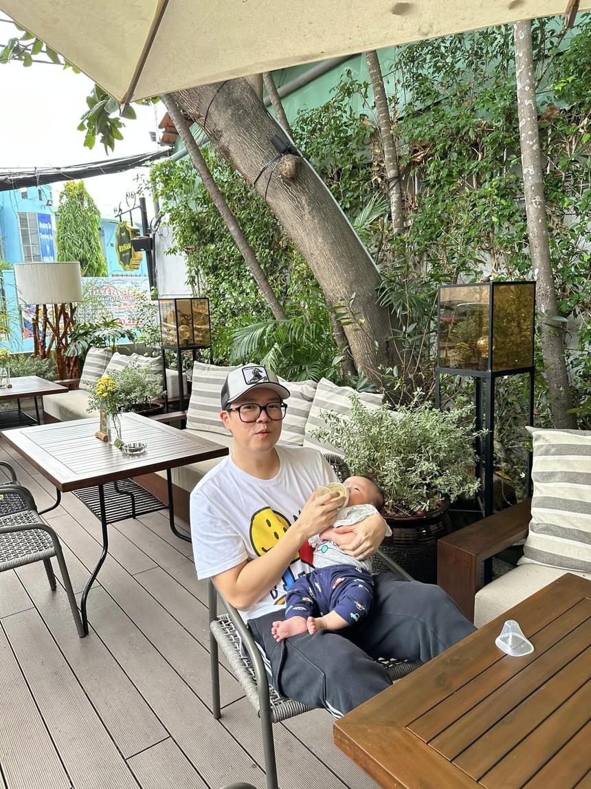 Diện mạo quý tử đầu lòng nhà Lê Hiếu, bụ bẫm đáng yêu và trông như "bản sao" của bố  - Ảnh 3.