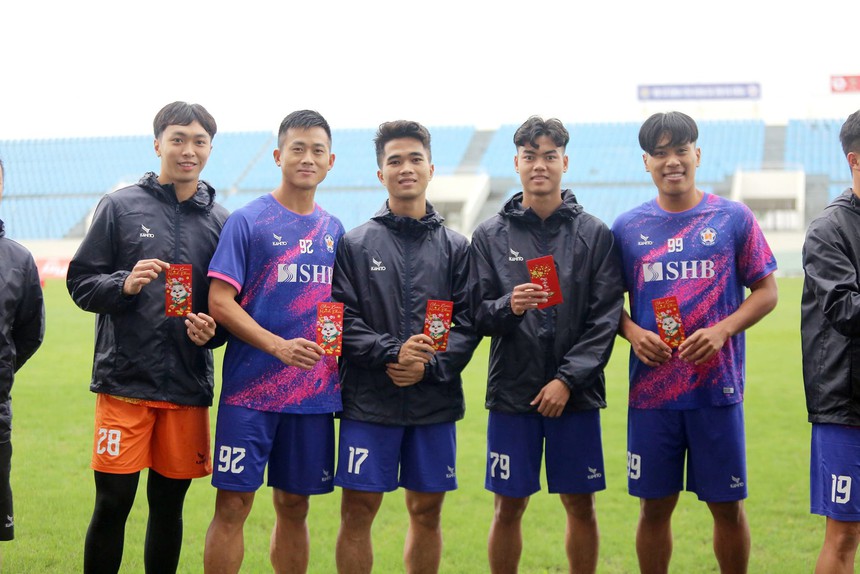 Bóng đá Việt Nam ngày 29/1: HLV Yokohama FC khen Công Phượng - Ảnh 3.