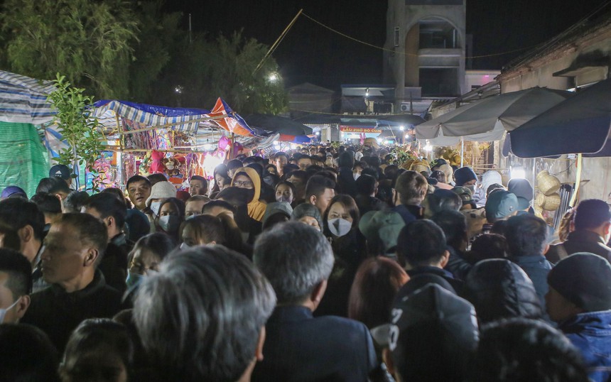 Tấp nập phiên chợ 'cả năm chỉ họp một lần' tại Nam Định - Ảnh 2. Tấp nập phiên chợ 'cả năm chỉ họp một lần' tại Nam Định - Ảnh 2.