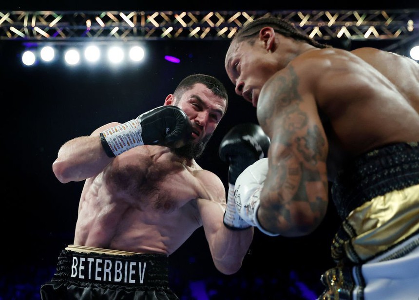 "Máy knock-out" Artur Beterbiev giành chiến thắng ấn tượng, bảo vệ thành công 3 đai thế giới - Ảnh 1.