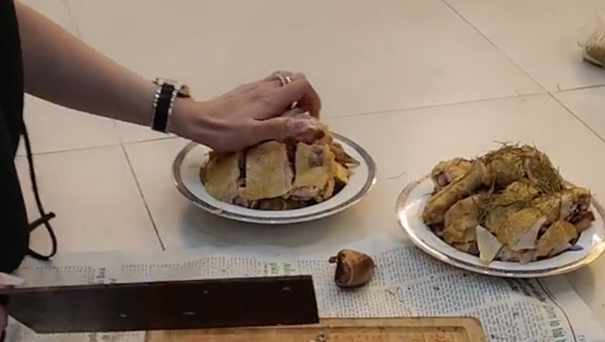 Diệp Lâm Anh trổ tài chặt gà thoăn thoắt khiến dân mạng tròn mắt vì quá đảm đang - Ảnh 4.