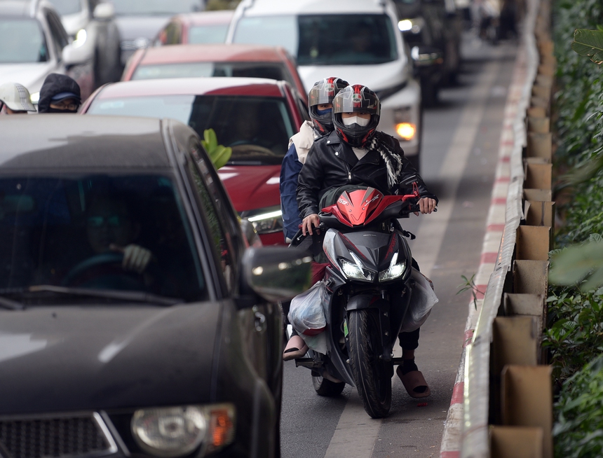 CHÙM ẢNH: Sinh viên oằn mình mang đồ từ quê lên Hà Nội sau kỳ nghỉ Tết Quý Mão 2023 - Ảnh 5.