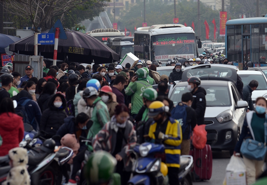 CHÙM ẢNH: Sinh viên oằn mình mang đồ từ quê lên Hà Nội sau kỳ nghỉ Tết Quý Mão 2023 - Ảnh 6.