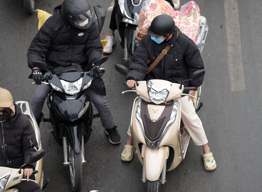 CHÙM ẢNH: Sinh viên oằn mình mang đồ từ quê lên Hà Nội sau kỳ nghỉ Tết Quý Mão 2023 - Ảnh 3.