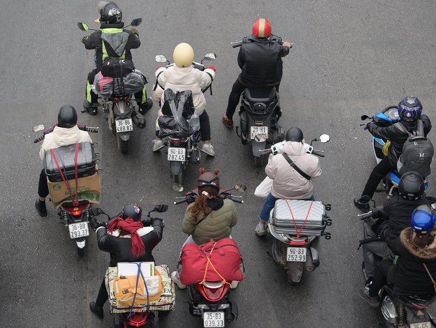 CHÙM ẢNH: Sinh viên oằn mình mang đồ từ quê lên Hà Nội sau kỳ nghỉ Tết Quý Mão 2023 - Ảnh 1.