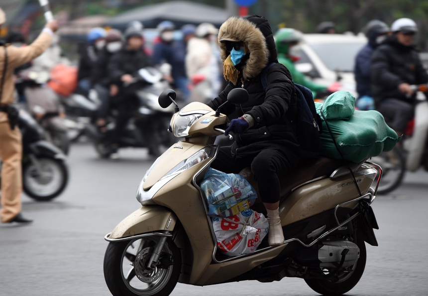 CHÙM ẢNH: Sinh viên oằn mình mang đồ từ quê lên Hà Nội sau kỳ nghỉ Tết Quý Mão 2023 - Ảnh 9.