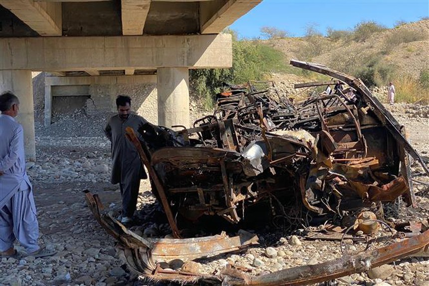 Ít nhất 40 người thiệt mạng trong tai nạn thảm khốc tại Pakistan - Ảnh 1. Ít nhất 40 người thiệt mạng trong tai nạn thảm khốc tại Pakistan - Ảnh 1.