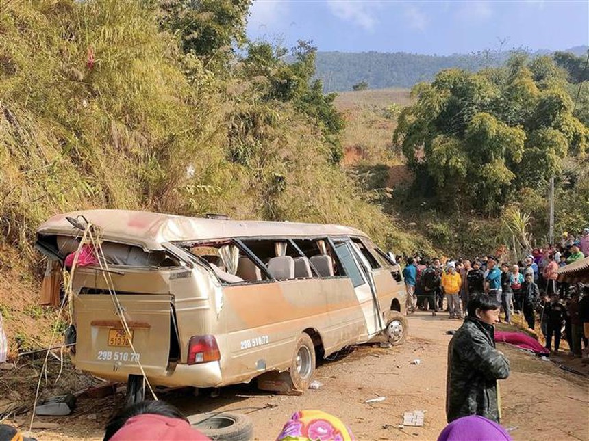 Sơn La: Hỗ trợ nạn nhân trong vụ lật xe ô tô chở người đi đám cưới - Ảnh 1. Sơn La: Hỗ trợ nạn nhân trong vụ lật xe ô tô chở người đi đám cưới - Ảnh 1.