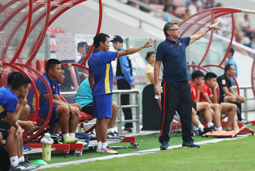 Bóng lăn trong tuần: Lỗ hổng phía sau lưng - Ảnh 1.