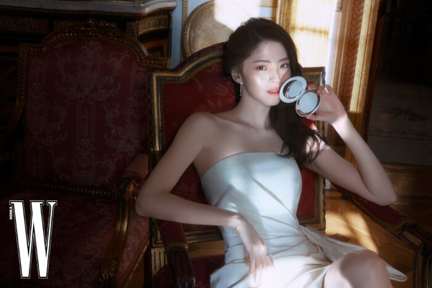 Han So Hee tỏa sáng với nhan sắc cùng thân hình cực phẩm - Ảnh 2. Han So Hee tỏa sáng với nhan sắc cùng thân hình cực phẩm - Ảnh 2.