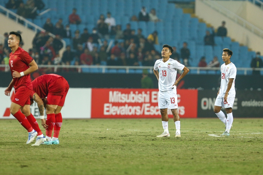 Dẫn trước Myanmar 1-0, HLV Park Hang-seo vẫn liên tục gọi Quang Hải và đồng đội lại gần để dặn dò - Ảnh 7.