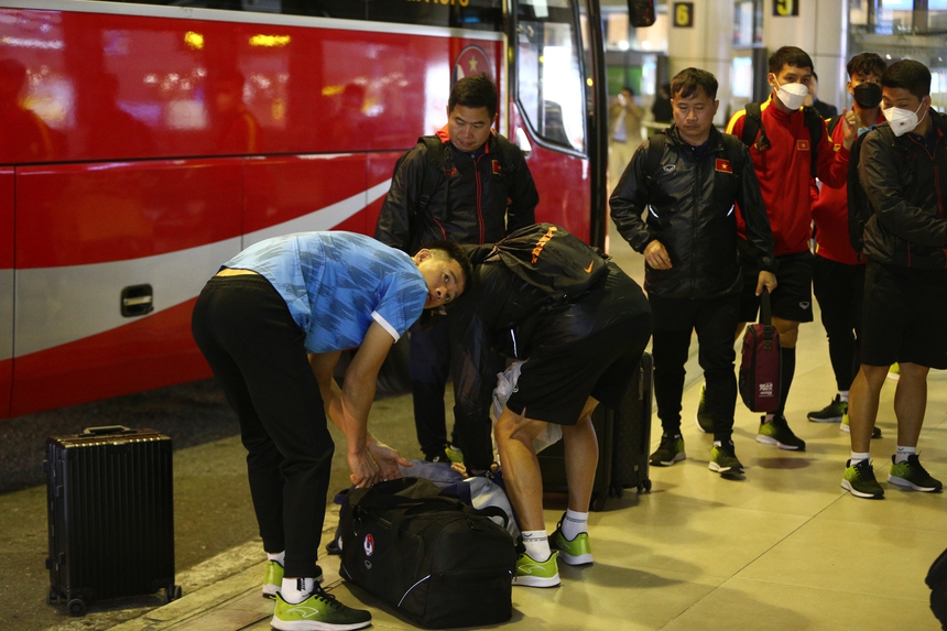 Đội tuyển Việt Nam nhanh chóng di chuyển ra sân bay - Ảnh 11.