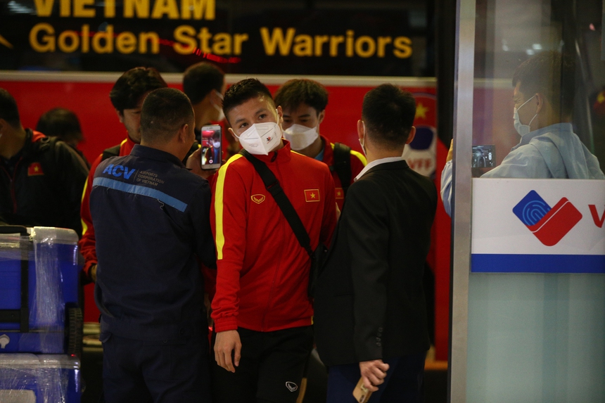 Đội tuyển Việt Nam nhanh chóng di chuyển ra sân bay - Ảnh 1.