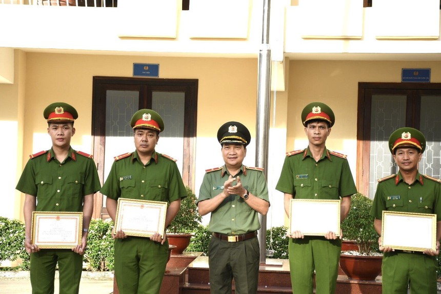 Khen thưởng vụ giải cứu bé gái 5 tuổi và bắt nhanh tên cướp ngân hàng - Ảnh 1.