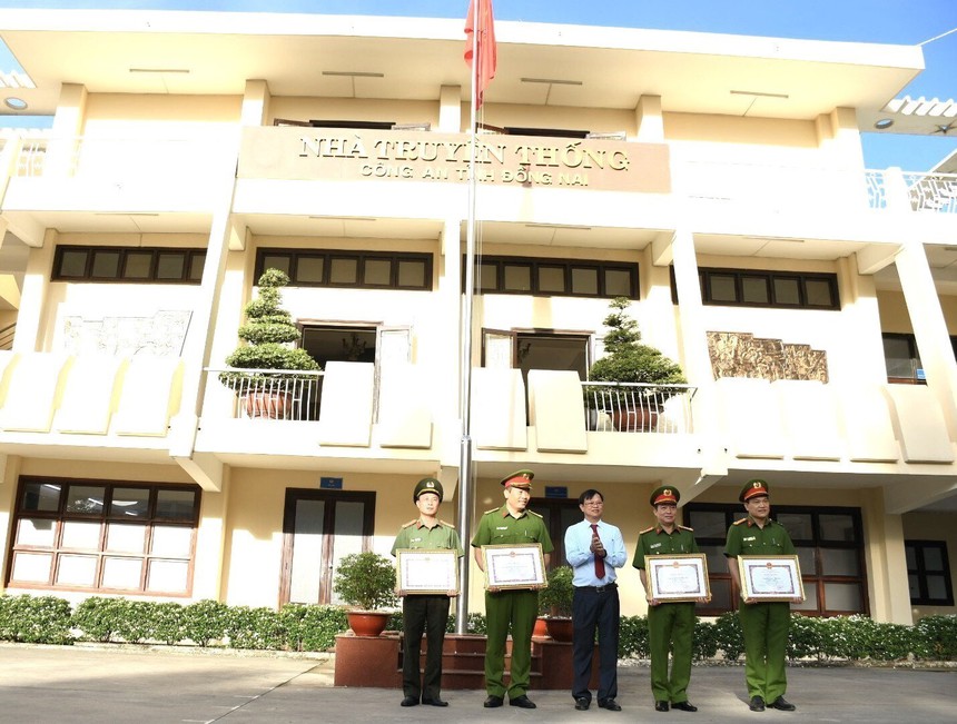 Khen thưởng vụ giải cứu bé gái 5 tuổi và bắt nhanh tên cướp ngân hàng - Ảnh 3.